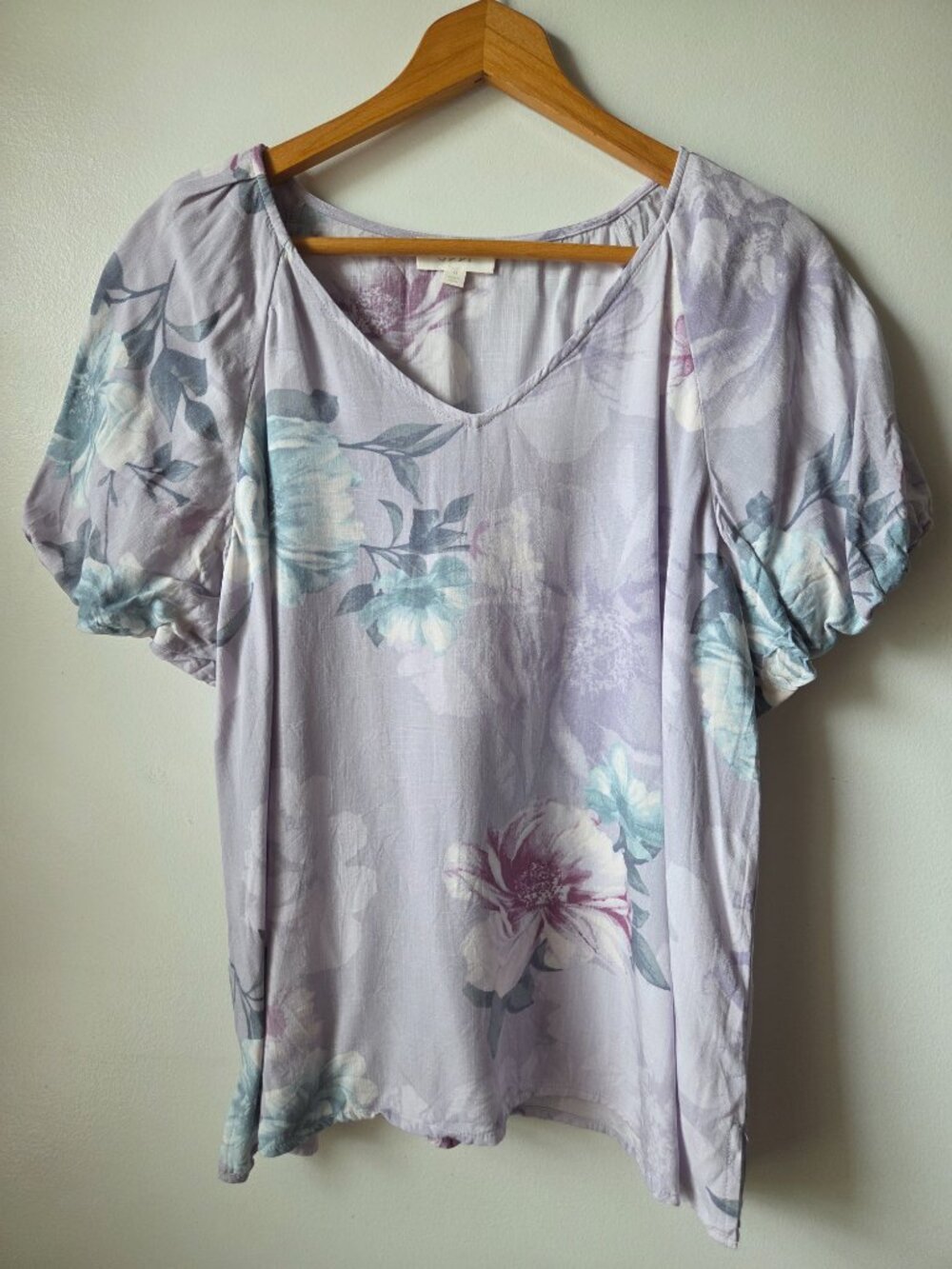 EUC ODDY FLORAL V NECK LILAC COTTON PUFFED SLEEVES TOP SIZE M